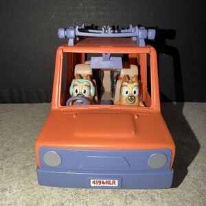 Moose Toys Bluey Family Cruiser Action Figure - 13018 toy jeep with 2 figures